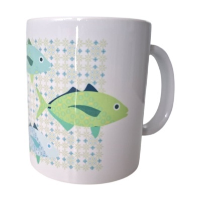 Caneca branca com ilustração de peixes coloridos