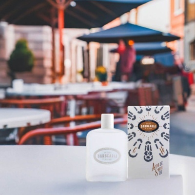 Frasco e caixa de after shave ANTIGA BARBEARIA CHIADO sobre mesa branca ao ar livre