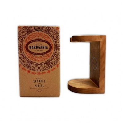 Suporte de pincel em madeira ao lado da embalagem de papel reciclado com texto e design tradicional