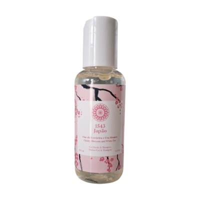 Frasco de gel duche e shampoo 1543 Japão com rótulo rosa e flores de cerejeira.