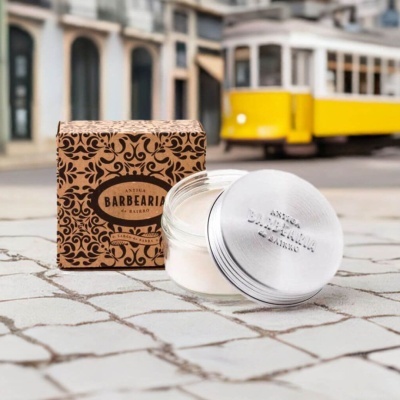 Creme de barbear com embalagem e caixa decorativa em calçada portuguesa com elétrico amarelo ao fundo