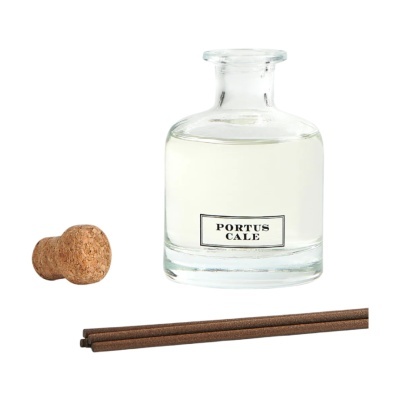 Frasco de vidro com líquido, tampa de cortiça e varetas de difusor de fragrância