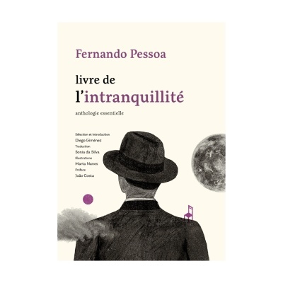 Capa de livro creme com título e ilustração de figura de costas com chapéu preto, lua e cadeira roxa.