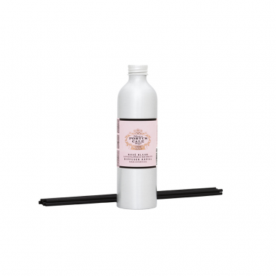 Frasco metálico prateado com rótulo rosa e branco e varetas pretas para difusor de aroma