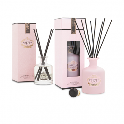 Conjunto de difusores de fragrância Portus Cale em vidro com varetas pretas e embalagens rosas