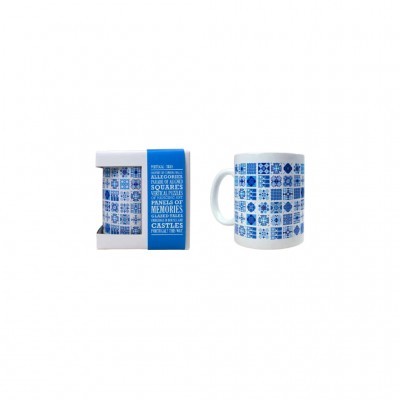 Caneca branca com padrão de azulejos azuis e brancos ao lado da caixa com texto azul.