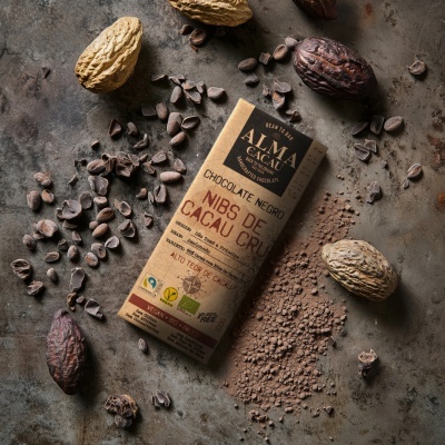 Barra de chocolate negro Alma Cacau com nibs de cacau e cacau em pó