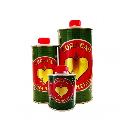 Três latas do produto CORAÇÃO Limpa Metais com design vermelho, verde e amarelo.