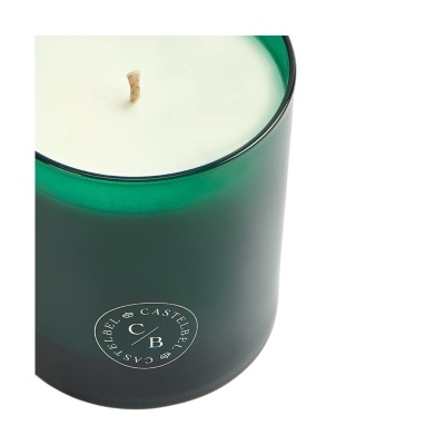 Vela branca em recipiente de vidro verde escuro com logótipo CASTELBEL