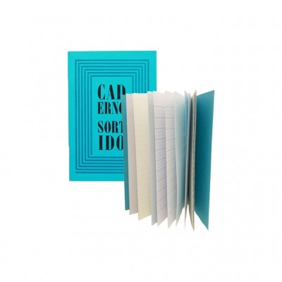 Caderno azul turquesa com texto preto, aberto e capa fechada ao lado.