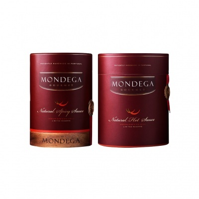 Dois recipientes cilíndricos vermelhos de molho MONDEGA Gourmet, com texto em branco e detalhes elegantes