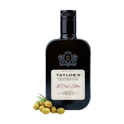 Garrafa preta de azeite virgem extra Taylors com ramo de azeitonas verdes.