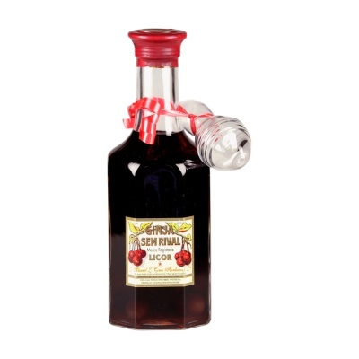Garrafa de licor Ginja Sem Rival com rótulo e copo de vidro