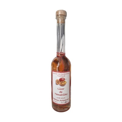 Garrafa de licor de tamarilho com rótulo branco e rolha de cortiça