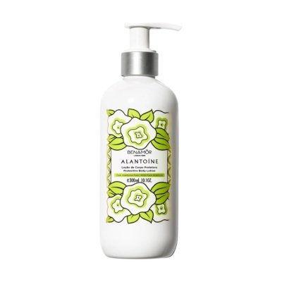 Frasco branco com doseador de loção corporal BENAMÔR ALANTOÍNE decorado com flores brancas e verdes