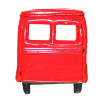 Carrinho de brinquedo metálico vermelho, vista traseira com janelas quadradas e rodas negras.