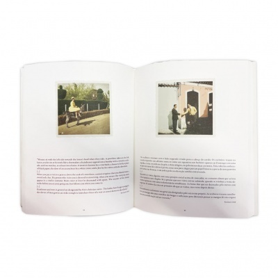 Livro aberto com fotografias e texto em português