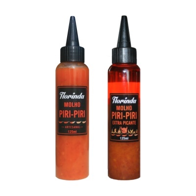 Duas garrafas de molho piri-piri Florinda, com tampas pretas e rótulos pretos com texto em branco e laranja.