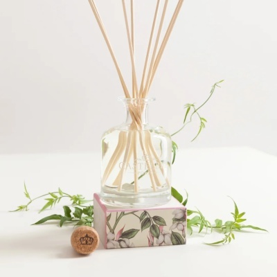 Difusor de aromas em vidro com varetas de madeira e caixa decorativa floral