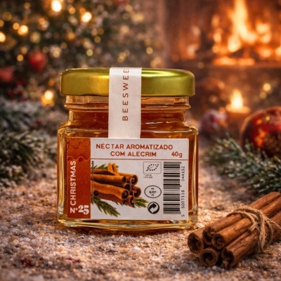 Frasco de néctar aromatizado com alecrim em ambiente natalício
