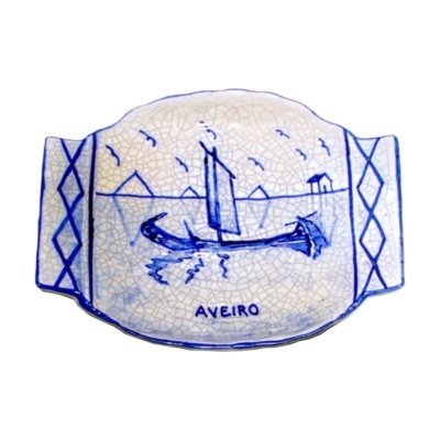 Prato cerâmico branco e azul com desenho de barco e texto AVEIRO
