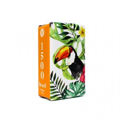 Sabonete Brasil 1500 manga com embalagem colorida e desenho de tucano e folhas