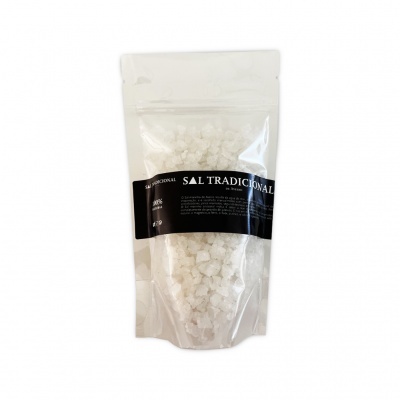 Pacote de sal grosso tradicional em embalagem plástica transparente com etiqueta preta.