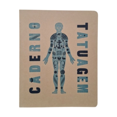 Caderno com capa bege e ilustração de corpo humano com tatuagens e texto CADERNO TATUAGEM