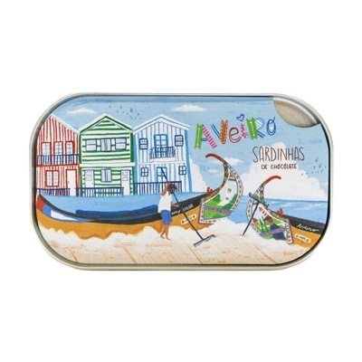 Lata metálica de sardinhas de chocolate com ilustração colorida de Aveiro e barcos tradicionais
