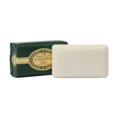 Barra de sabão branca com palavra LAVANDA e embalagem verde com rótulo amarelo oval