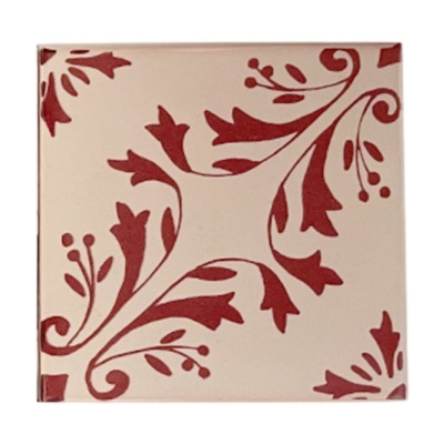 Azulejo quadrado com padrão floral vermelho sobre fundo bege.
