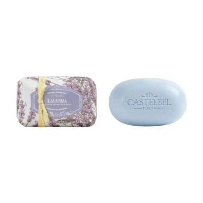Sabonete aromático Castelbel Lavanda com embalagem floral e sabonete azul claro oval