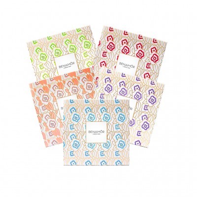 Cinco embalagens de papel coloridas com padrões florais e texto BENAMÔR LISBOA 1925.