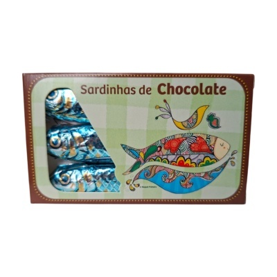 Embalagem de sardinhas de chocolate colorida com janela mostrando sardinhas embrulhadas em papel azul