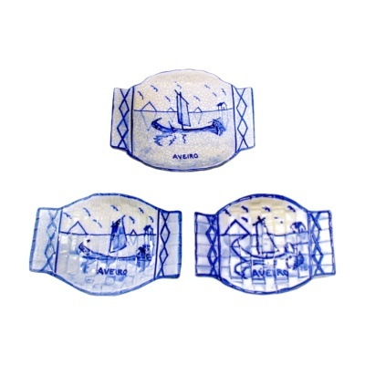 Cinzeiros de cerâmica azuis e brancos com ilustrações de barco e texto Aveiro