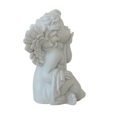 Estatueta branca de anjo sentado com asas e cabelo cacheado.