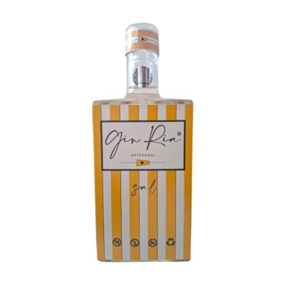 Garrafa de gin Gin Ria artesanal com rótulo amarelo e branco às riscas.