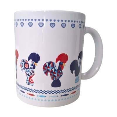 Caneca branca com galos coloridos e decoração de corações e peixes