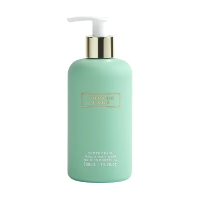 Frasco verde com doseador branco e texto em dourado e branco de sabonete para corpo e mãos