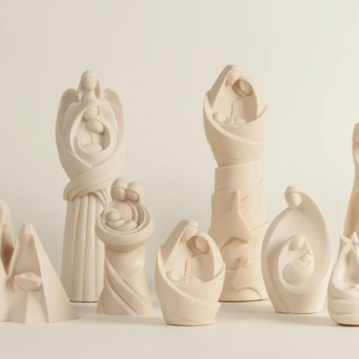 Esculturas de cerâmica branca com figuras abstratas de mães e bebés