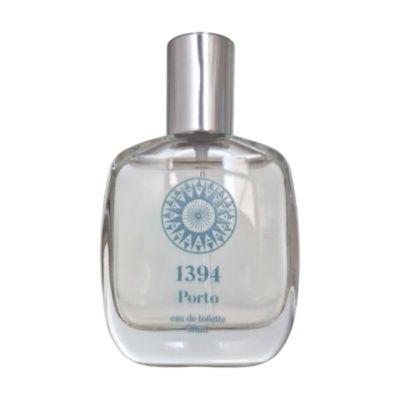 Frasco de perfume transparente com tampa prateada e etiqueta azul
