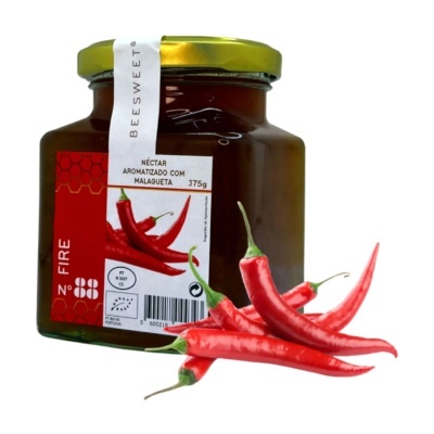 Frasco de néctar aromatizado com malagueta e malaguetas frescas