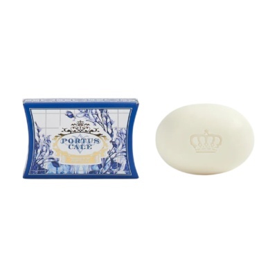 Sabonete branco oval e caixa azul decorada com padrão floral