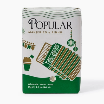 Sabonete Popular manjerico e pinho embalagem branca e verde com ilustração de acordeão
