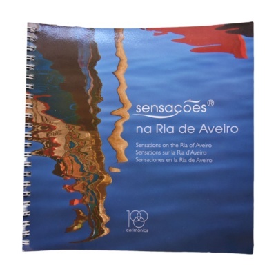 Livro com capa azul, reflexos coloridos, texto branco sensações na Ria de Aveiro e logótipo 100 cerimónias.