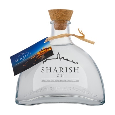 Garrafa transparente de gin Sharish com tampa de cortiça e cartão azul pendurado