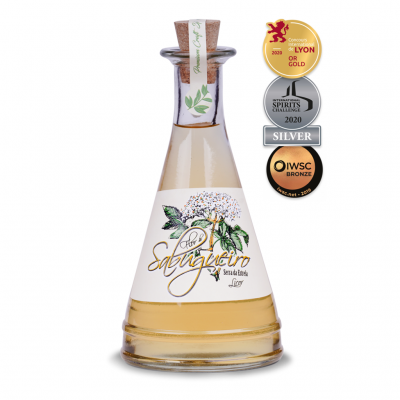 Garrafa de licor Sabugueiro com rótulo branco e medalhas de prémios