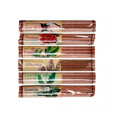 Seis pacotes de lápis aromatizados com rótulos botânicos coloridos e nomes de flores em português