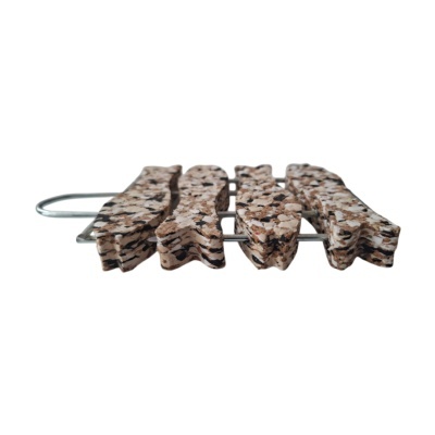 Suporte para panelas em metal prateado com almofadas de cortiça em forma de quatro peixes