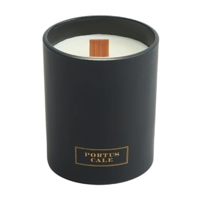 Vela perfumada em recipiente preto com texto PORTUS CALE